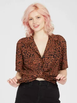 Volcom Blouses à Manches Courtes Chemisier Dino Femme Marron -Magasin d'usine Volcom 6f86fab2e2e000c58b5823e93cf031b3 scaled